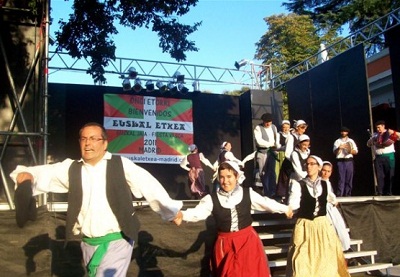 El año pasado los dantzaris llevaron el espectáculo del escenario al público (foto MadrilEE)