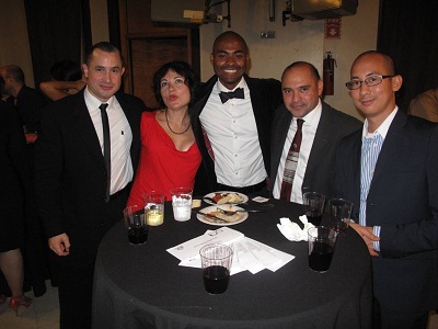 Algunos de los socios y amigos de Euzko Etxea de Nueva York --en los extremos Aitzol Azurtza y José Antonio Alcayaga-- durante la Fundraising Gala (foto Iñaki Bakedano)