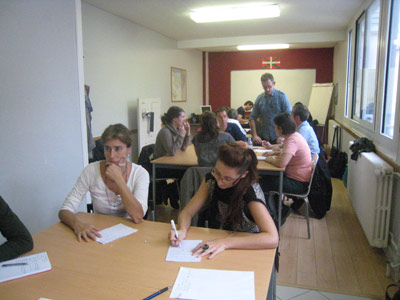 Profesores de centros vascos europeos durante el taller celebrado este fin de semana en la Eskual Etxea de París (foto HABE)