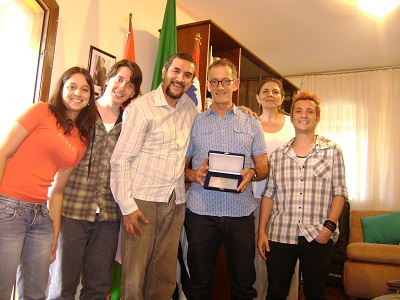 Kinku Zinkunegi posa con la placa de agradecimiento que le obsequió Eusko Brasildar Etxea, junto a Oskar Goitia (con barba), Karol Salazar (atrás) y los miembros del grupo juvenil de euskera Magdalena Alves, Thiago Parddal e Igor Ramos (foto EE)