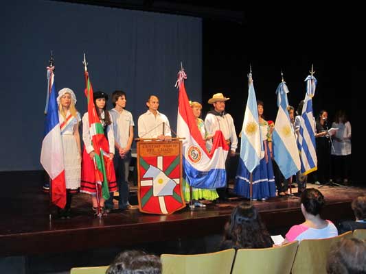 Los vascos acompañaron a la colectividad griega en la inauguración del mes de la Cultura Helénica (foto EE)