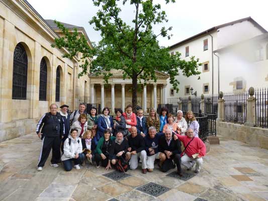 La delegación de Necochea frente al retoño de Gernika (fotoEE)