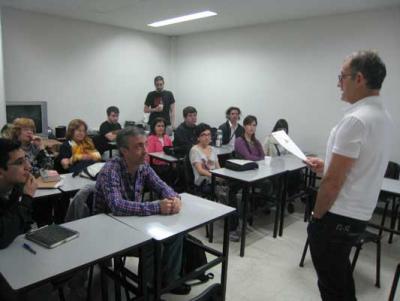 Kinku Zinkunegi dio la bienvenida a quienes rendirían el examen (foto HABE)