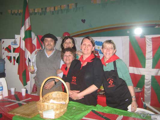 Las responsables del stand vasco en la Feria de Comunidades de Río Gallegos, Liliana Victoria, Alba Esperón Oyarzun, Marta Goyheneix y Cecilia Martínez junto al Lehendakari César Arizmendi (fotoEE)