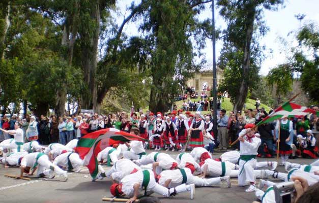 Dancing in the plaza during the 2007 National Basque Week in Rosario (photo EuskalKultura.com)