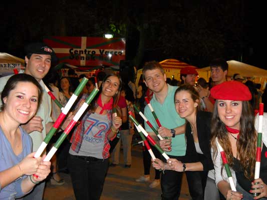 Jóvenes del centro vasco Denak Bat de Mendoza en el festejo por el Día Internacional del Turismo (fotos EE)