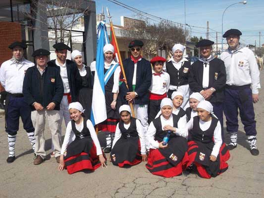 Los dantzaris del Lagunen Etxea también protagonistas del aniversario de la ciudad (fotoEE)