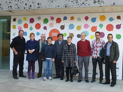 Aizpea Goenaga, directora del Instituto Etxepare, junto a algunos de los personajes conocidos que ejercerán de guías en la exposición (foto Etxepare)