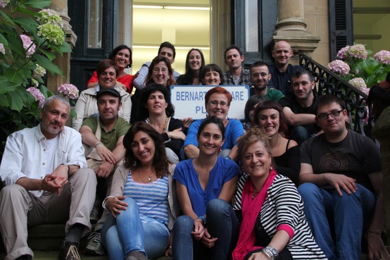 Etxepare lecturers along with their bosses on the Institute's steps in Donostia (Photo Etxepare)