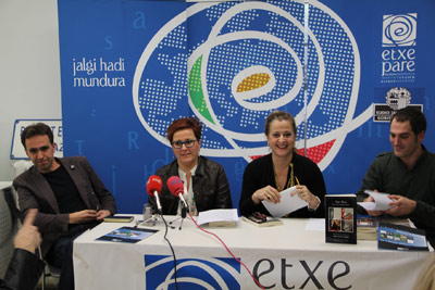 Harkaitz Cano, Mari Jose Olaziregi, Aizpea Goenaga y Mikel Ayerbe en la presentación (foto Etxepare) 