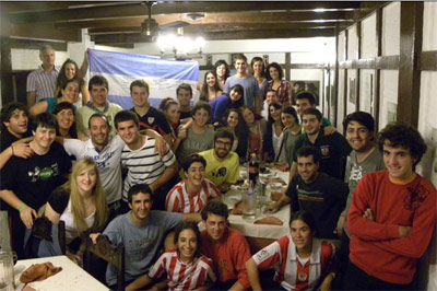 Members of Itxartu with their friends from Rosario's Zazpirak Bat Basque club (photo Itxartu)