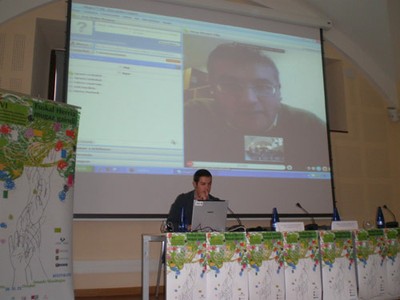 Oscar Alvarez Gila (en la pantalla, mediante videoconferencia) y Jon Ander Ramos (en la mesa) son dos de los historiadores que integran la organización del seminario (foto EuskalKultura.com)