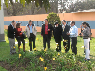 Historians and researchers behind the revival of the Brotherhood of the Virgin Arantzazu during the planting of a sapling from the Tree of Gernika in Lima (photo JBazan)