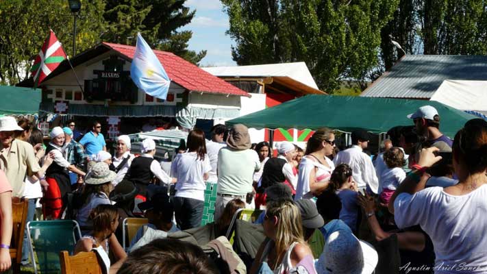 La 33º Fiesta de Colectividades europeo-argentinas de Bariloche se realizó los días 3, 4, 10 y 11 de noviembre. El centro vasco local montó un stand y ofreció comidas típicas (foto A.A. Sánchez)