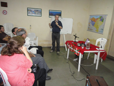 Joseba Etxarri durante la charla en la sede de la Asociación Vasco Argentina Urrundik de Paraná, en la provincia de Entre Ríos (foto EuskalKultura.com)