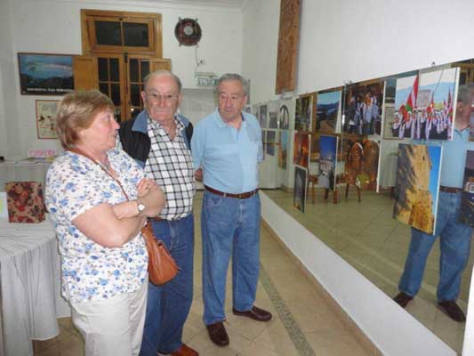 Ana María Gancedo de Vieytes, José Irazabal y Tomás Barrena disfrutando de la muestra (foto M. E. Arrondo)