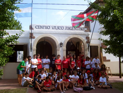 Los jóvenes del Udaleku, frente al Centro Vasco de Chascomús