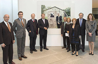 A la derecha de la imagen, Ana María Rabe junto a la familia del escultor y diversas autoridades, durante el homenaje que se tributó a Chillida en Berlín en octubre de este año (foto museochillidaleku.com)  