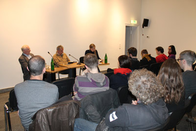 El escritor Edorta Jimenez (en el centro) durante la lectura de la edición alemana de "Baleen berbaroa" en Berlín (foto BerlinEE)