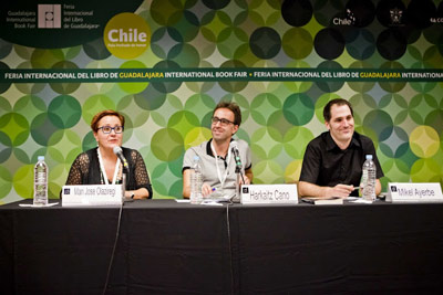 Mari Jose Olaziregi, Harkaitz Cano y Mikel Ayerbe en uno de los actos de la Feria Internacional del Libro de Guadalajara (foto Etxepare)