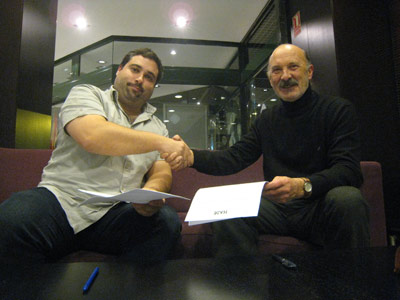 Unai Sánchez Doral, presidente de la Euskal Etxea de Murcia, e Iñaki Uribe, director de HABE, tras la firma del acuerdo (foto HABE)