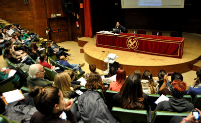 Karlos Cid Abasolo durante su intervención en las jornadas sobre multilingüismo de la Universidad Complutense