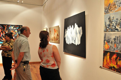 Unos visitantes observan algunas de las obras expuestas en el Museo Irene Olarreaga de Salto (foto SaltoEE)