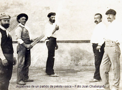 Fotografía histórica en la que afirman desde San José aparece el poeta José Mendiague junto a otros pelotaris de San José, Uruguay, y que publica el boletín de noticias del centro vasco