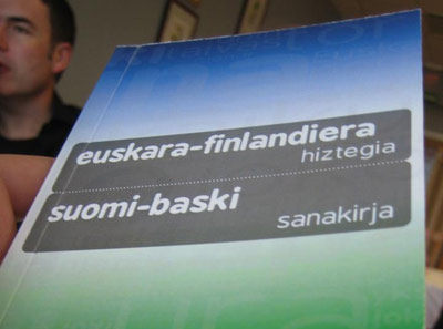 El diccionario Euskera-Suomi fue presentó en Tolosa (foto Suomitar)