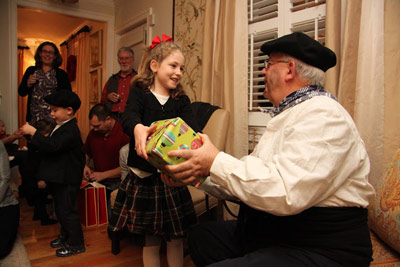 Olentzero visitó a los miembros de la Euskal Etxea de Washington y repartio regalos entre los txikis (foto WashingtonEE)