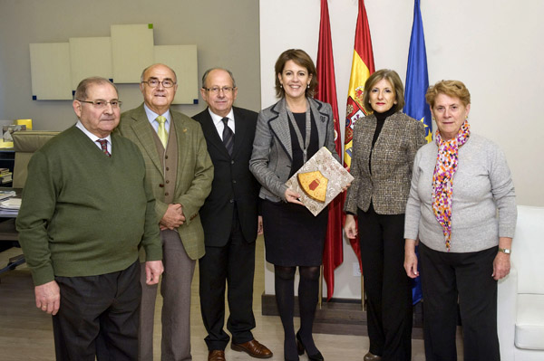 La presidenta de Navarra Yolanda Barcina y los representantes de la Casa de Navarra en Zaragoza
