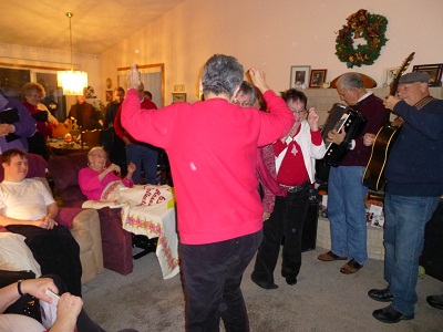 Bailando jotas en una de las residencias de ancianos, con los aplausos y los ánimos de los mayores (foto Izaskun Kortazar)
