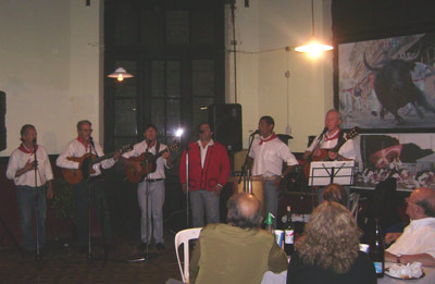 Actuación del Ochote Osasuna de Necochea en la Noche Cultural del Centro Amigos de los Vascos (foto ChacabucoVascosEE)