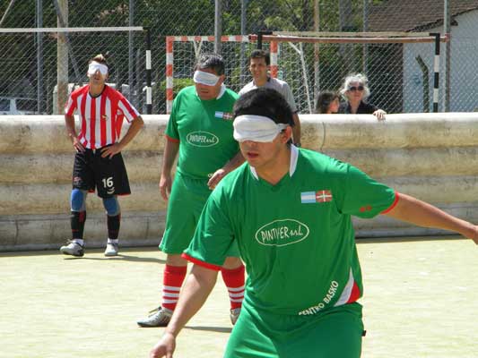 El equipo de Fútbol para Ciegos del centro Euzko Etxea en plena actividad (fotoEE)