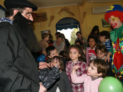 The Olentzero handed out gifts to the children at Murcia's Euskal Etxea (photo MurciaEE)