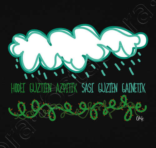 Detalle de camiseta con el logo "Hodei guztien azpitik, sasi guztien gainetik", de OAK Tixertak