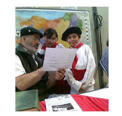 El lehendakari del centro Izatez Harro, Fernando Mandagarán, enseñó palabras del euskera a los niños de la muestra (fotoEE)