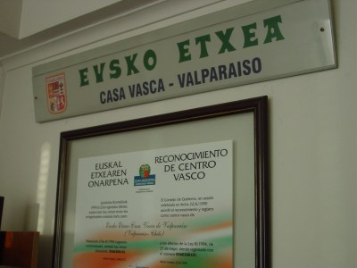 Placa y reconocimiento de Eusko Etxea de Valparaíso (foto Euskalkultura.com)
