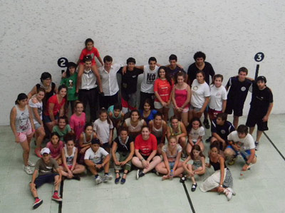 Participantes del IV Udaleku de Chascomús durante una de sus clases de pelota vasca (foto ChascomusEE)