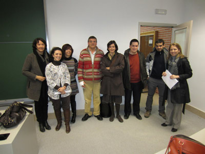 El profesor Oscar Alvarez Gila (en el centro) con algunos de los asistentes a la charla (foto UN)