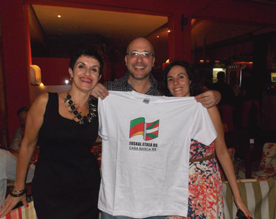 La presidenta de la Euskal Etxea de Rio Grande do Sul, Ana Luiza Etchalus (izquierda) posa junto a otros dos socios con la camiseta del centro vasco brasileiro (foto RioGrandeSulEE)
