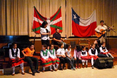 Los dantzaris txikis de la Euskal Etxea de Santiago, durante un concierto de la Tertulia Musical con la que se cerró el 2012 (foto Berriketari)