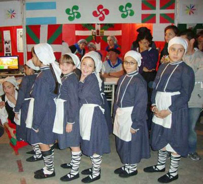 Dantzaris de la joven euskal etxea Etorritakoengatik de Puerto Madryn, difundiendo la cultura vasca en Argentina (foto PuertoMadrynEE)