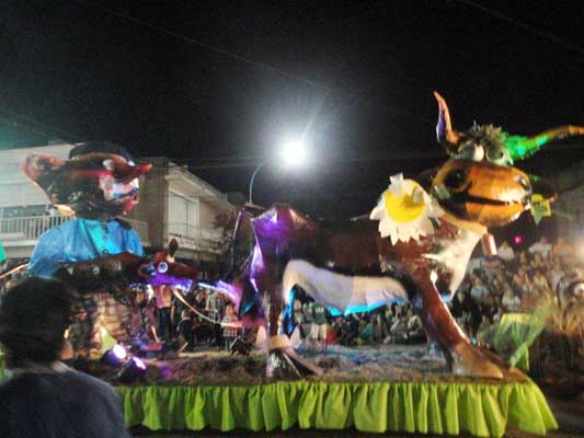 La carroza 'El vasco ordeñador' cautivó la admiración del público en los Carnavales de Laprida (fotoEE)