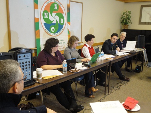 Aspecto de la reunión de NABO el pasado sábado en Salt Lake City. Tiene la palabra Asier Vallejo. En la presidencia con él (de izda a derecha), Kate Camino, Valerie Arrechea, Mary Gaztambide y Grace Mainvil (foto EuskalKultura.com)