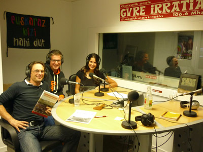 De izquierda a derecha, Benoit Etcheverry, Robert Acheritogaray y Adelaide Daraspe, conductores del programa (foto eitb.com) 