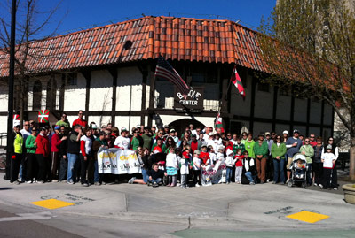 Los participantes en la Korrika de Boise de 2011, frente al Basque Center