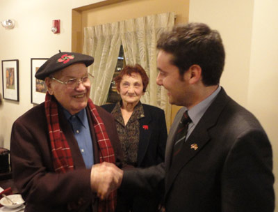 Asier Vallejo shaking hands with former Idaho Secretary of State, Pete Cenarrusa, who even at 93 years of age wouldn't miss an opportunity to meet a representative from the Basque Government (photo EuskalKultura.com)