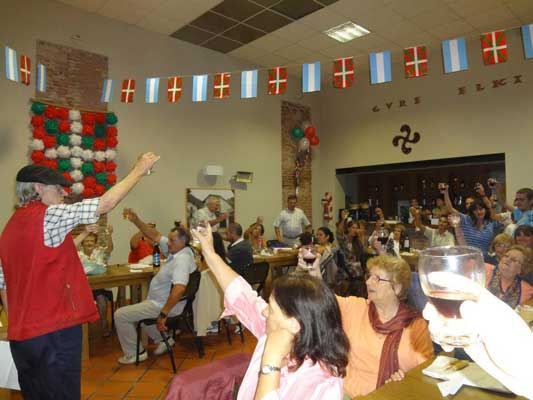 En el momento del brindis, Juan Lucio Agotegaray dirigió unas palabras a los presentes (fotoEE)