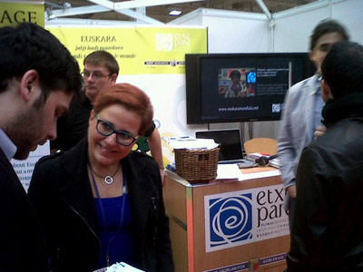 Mari Jose Olaziregi, directora para la Promoción del Euskera del Etxepare, en el stand del instituto en la feria de idiomas The Language Show de Londres del pasado año (foto Etxepare)